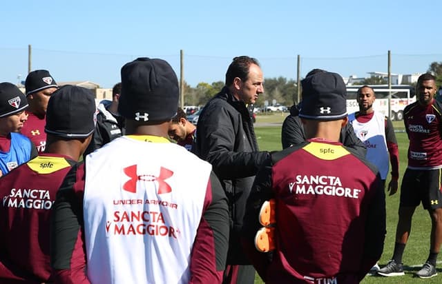 Rogério Ceni em conversa com os jogadores nos Estados Unidos - mudanças táticas