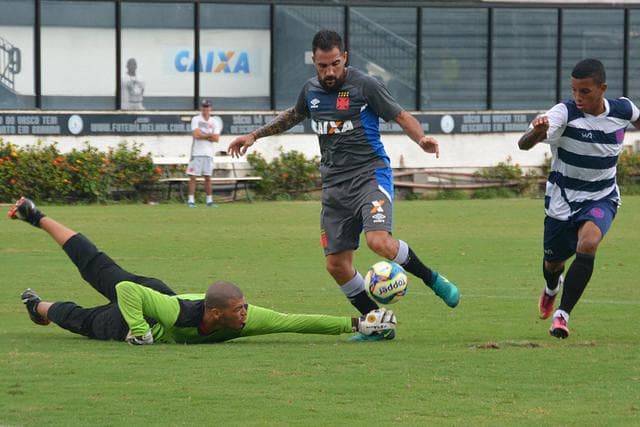 Escudero foi um dos contratados para 2017. Veja a seguir outras imagens do último jogo-treino do Vasco