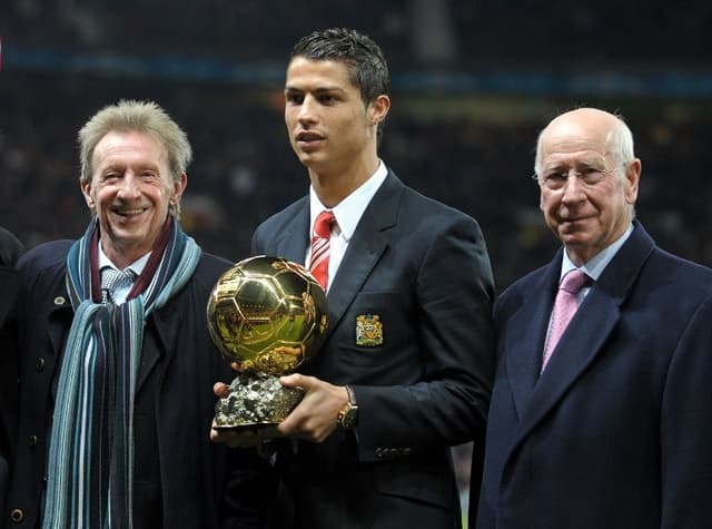 Ao lado de Dennis Law e Bobby Charlton, Cristiano Ronaldo recebe a Bola de Ouro de 2008, ainda pelo Manchester United