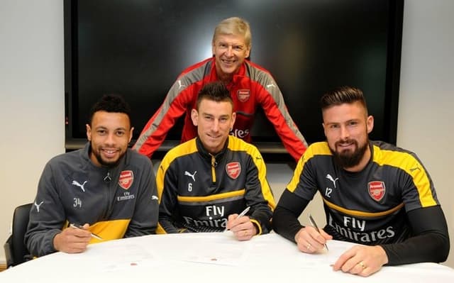 Coquelin, Koscielny e Giroud posam com Wenger - Arsenal