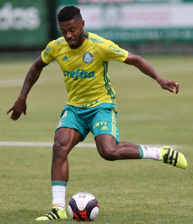 Michel Bastos em treino do Palmeiras