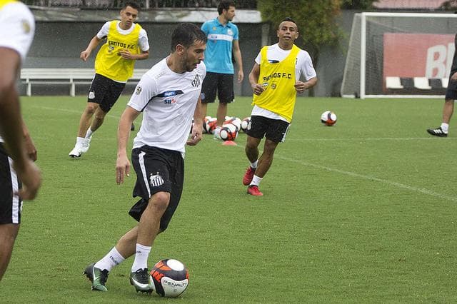 Confira os reforços do Santos e nomes ainda na pauta: Volante Leandro Donizete chegou do Galo&nbsp;