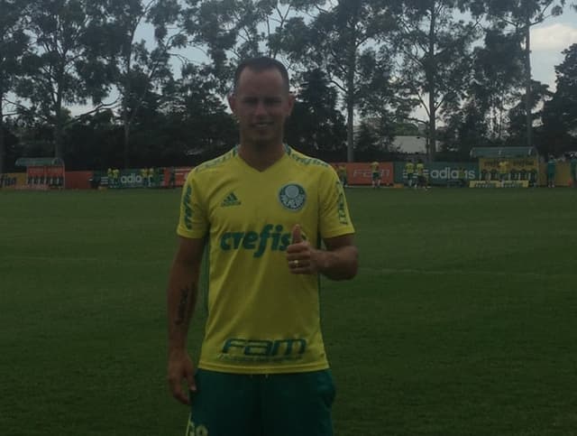 Guerra posa para foto no gramado da Academia