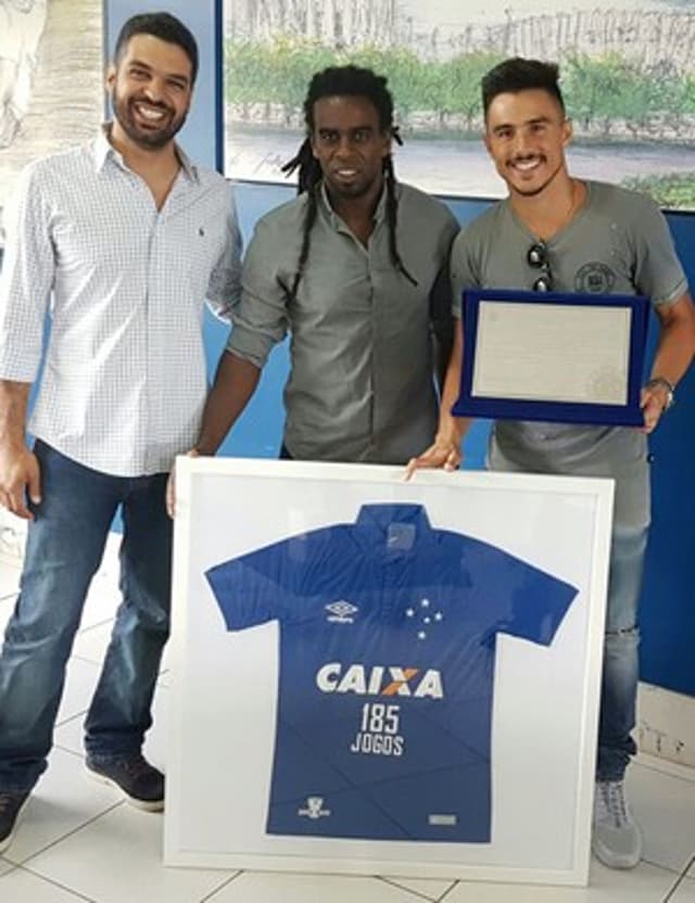 Willian recebe homenagem