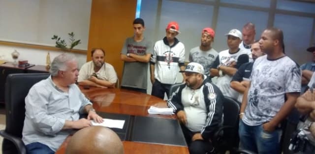 Integrantes da organizada na sala de Roberto de Andrade