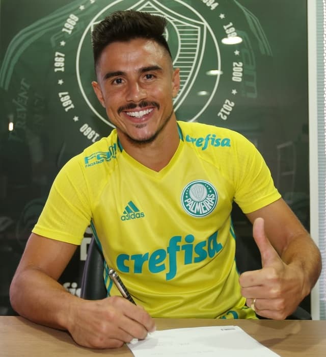 Willian assina com o Palmeiras