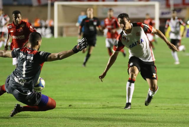 Damião desloca o goleiro Wendell