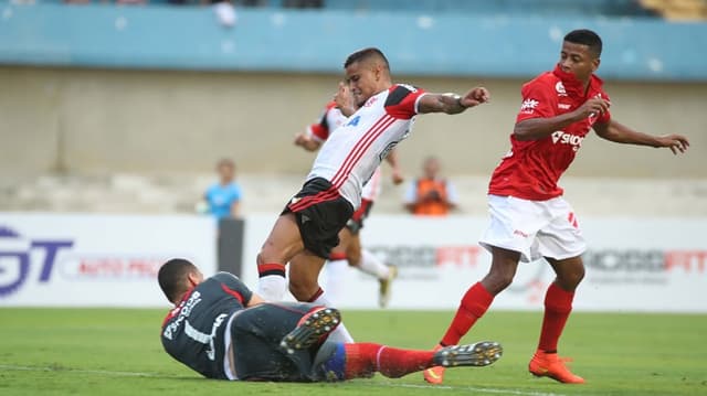 Veja as imagens da vitória do Vila Nova sobre o Flamengo