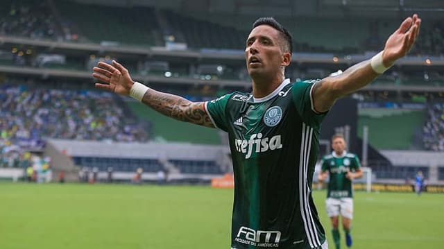 Barrios comemora o gol que marcou no amistoso contra a Ponte Preta