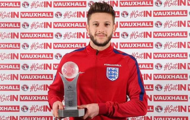 Lallana e seu troféu de melhor jogador inglês&nbsp;