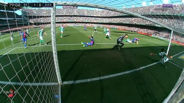 Polêmica! Bola entra, mas árbitro não valida gol do Barcelona contra o Betis