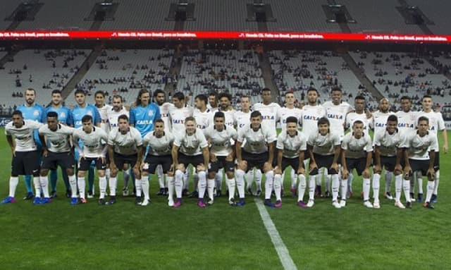 Elenco foi apresentado no gramado da Arena