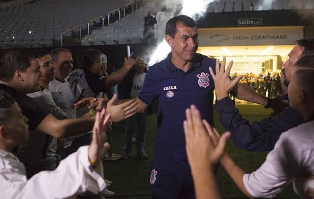 Corinthians apresenta elenco