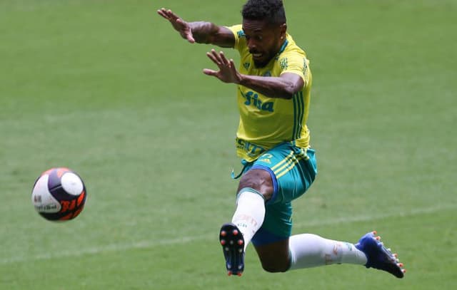 Michel Bastos em treino do Palmeiras no Allianz Parque