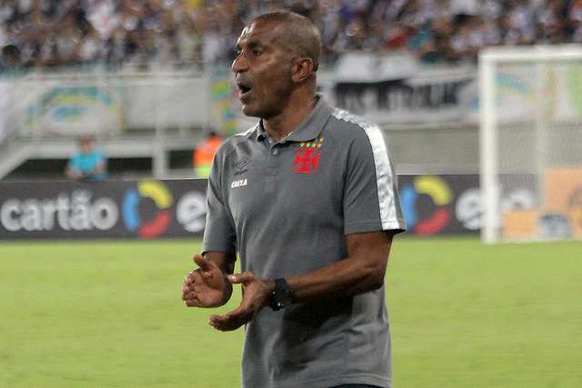 Cristovão Borges é o técnico do Vasco. Confira a seguir imagens da vitória sobre o Santos-AP na galeria especial L!