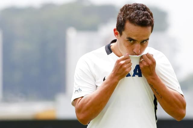 Jadson beijou a camisa do Corinthians em apresentação