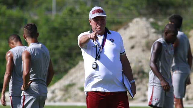 Abel Braga revelou que um de seus titulares é dúvida para domingo, mas não disse o nome do jogador