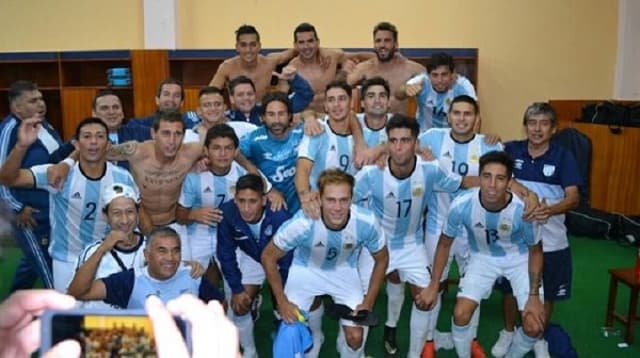 Equipe do Atletico Tucumán posa com a camisa da Argentina Sub-20