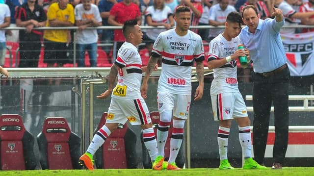 Rogério Ceni passa instruções em duelo contra a Ponte Preta, a maior goleada: 5 a 2