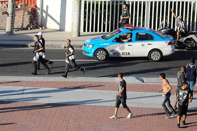 Briga do lado de fora no Engenhão antes do clássico