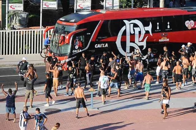 Briga do lado de fora no Engenhão antes do clássico