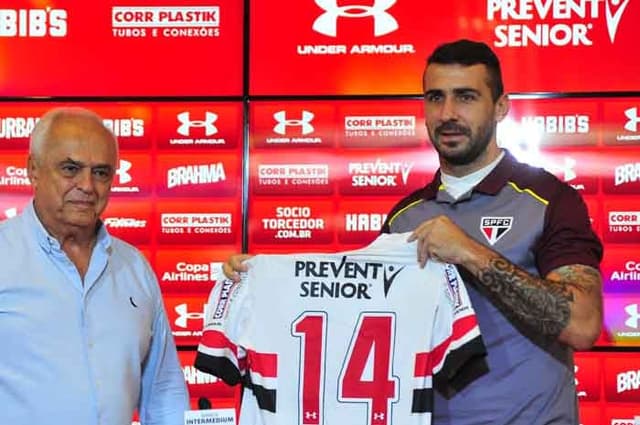 Pratto ostenta a camisa de sua apresentação