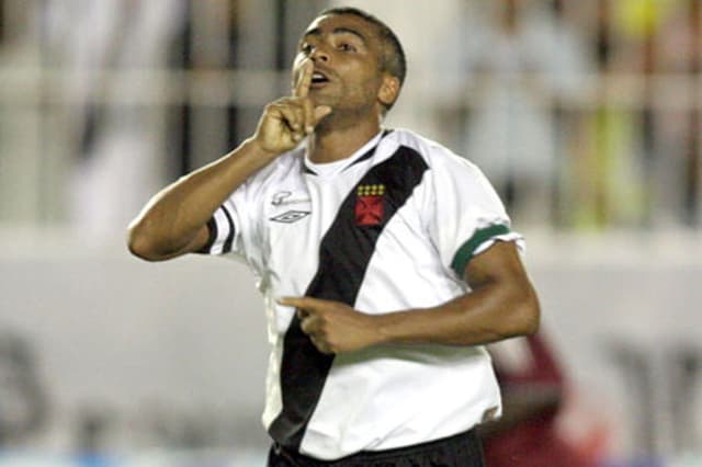 Romário pedindo silêncio