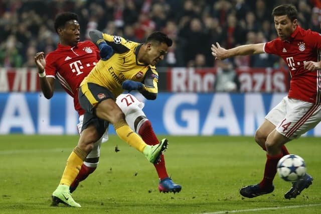 Alexis Sanchez tenta concluir em gol para o Arsenal diante da bem montada defesa do Bayern