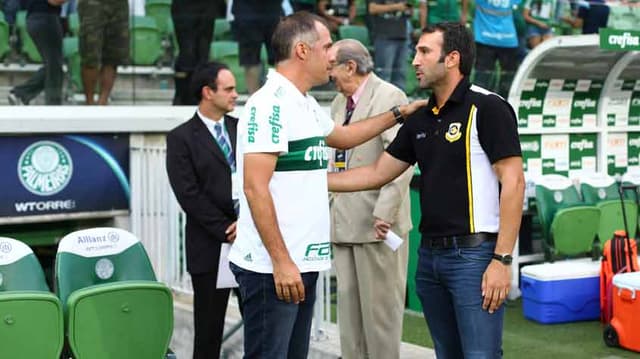 Eduardo Baptista cumprimenta o técnico do São Bernardo