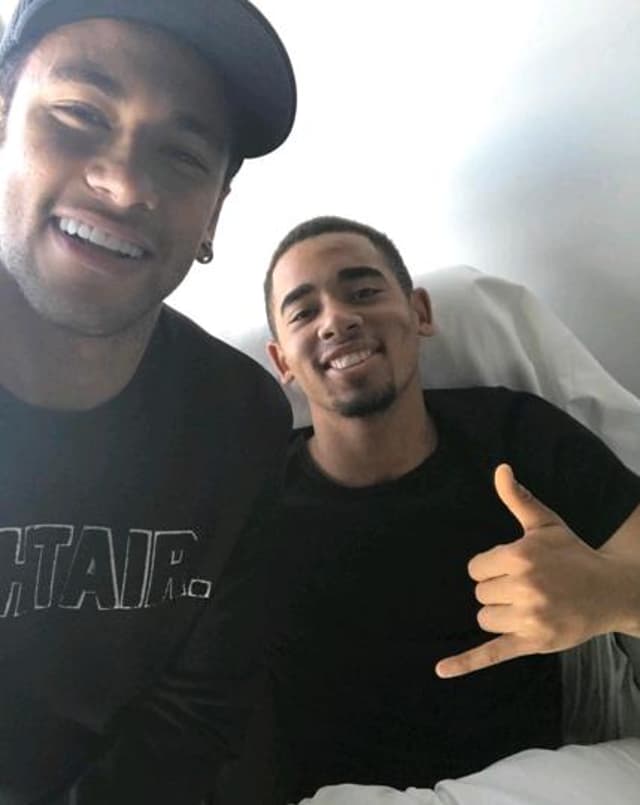 Neymar visita Gabriel Jesus em hospital em Barcelona