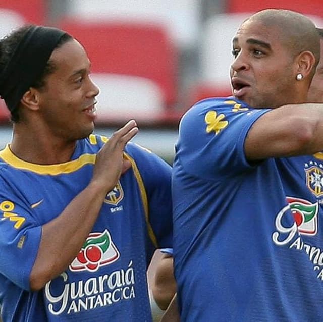 Ronaldinho Gaúcho parabeniza Adriano em redes sociais