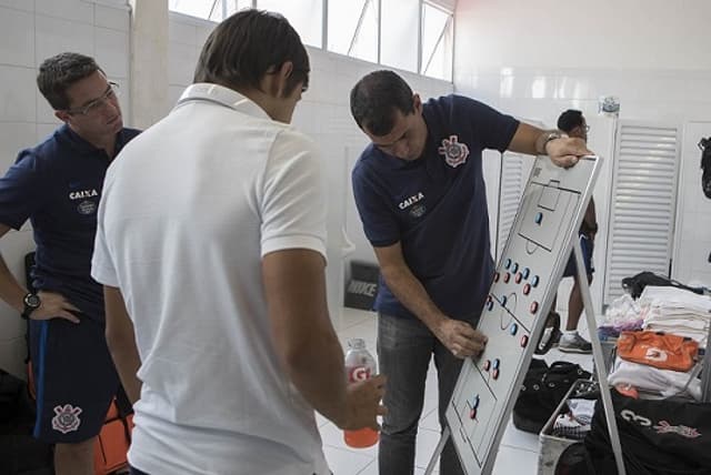 Fabio Carille, dando orientações táticas no vestiário do Corinthians