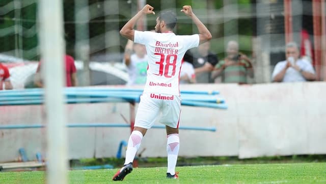 Brenner celebra gol diante do Passo Fundo, pelo Gauchão (Foto: Ricardo Duarte/Divulgação Internacional)