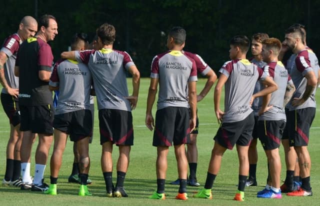 Titulares fizeram reunião com Ceni no campo