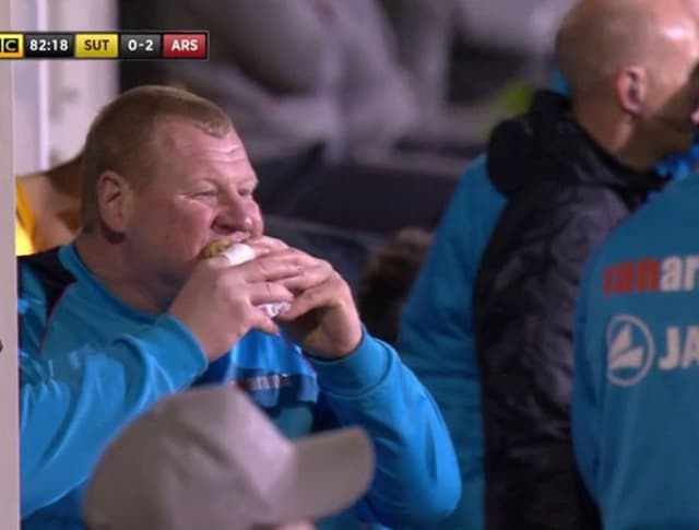 Wayne Shaw comendo torta ontem