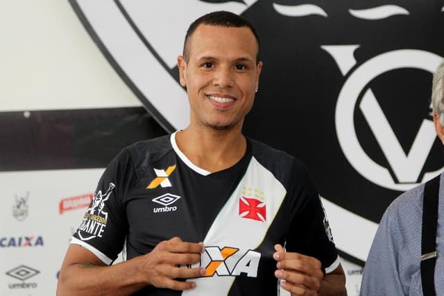 Luis Fabiano durante a sua apresentação no Vasco nesta terça-feira. Confira a seguir galeria especial com fotos do dia