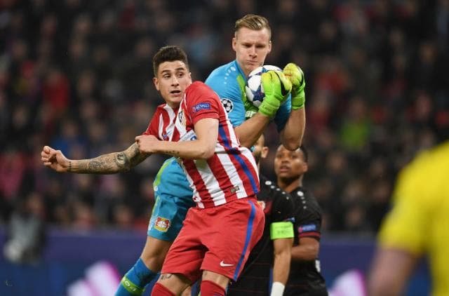 Giménez e Leno - Bayer Leverkusen x Atlético de Madrid