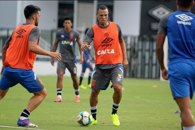 Luis Fabiano matou as saudades da bola e do gol em primeiro treino pelo Vasco