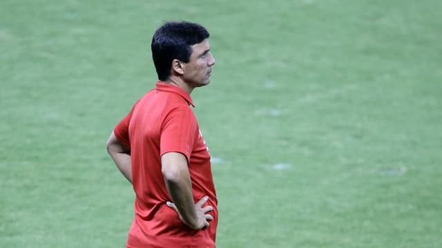 Zé Ricardo à beira do gramado contra o Ceará