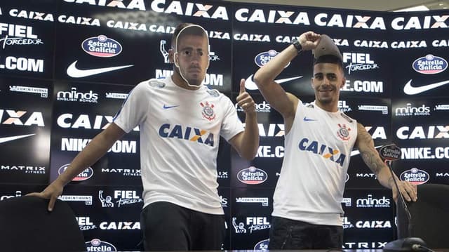 Maycon e Gabriel durante chegada para entrevista coletiva