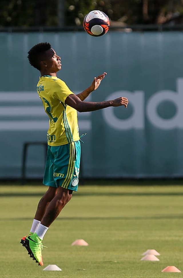 Tchê Tchê durante o treino desta quinta