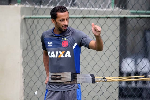 Nenê voltou a treinar em campo neste sábado. Confira a seguir galeria especial do LANCE! com imagens do camisa 10