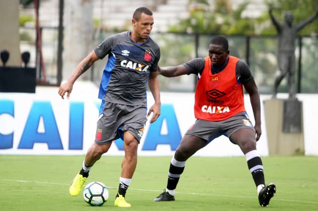 Luis Fabiano participou de coletivo no Vasco neste sábado. Confira a seguir outras imagens do Fabuloso na galeria LANCE!