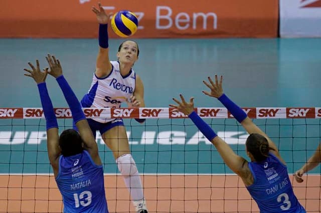 Rexona-Sesc leva a melhor no clássico e vence o Vôlei Nestlé