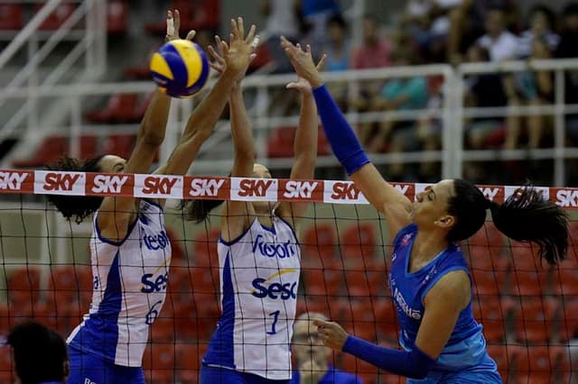 Rexona-Sesc leva a melhor no clássico e vence o Vôlei Nestlé