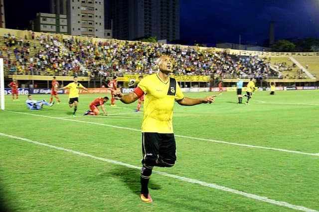 Edno comemora gol do São Bernardo