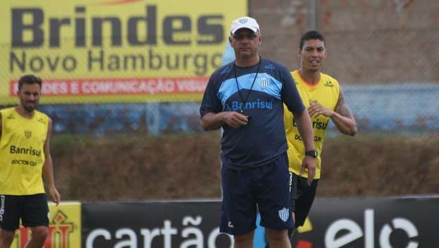 Beto Campos comanda treino do Novo Hamburgo