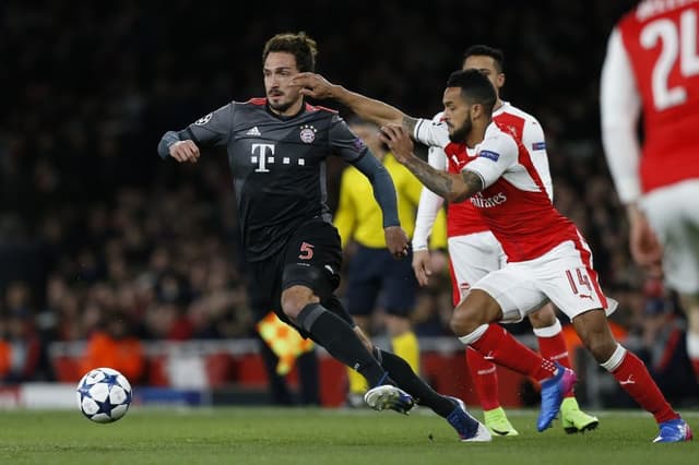 Walcott e Hummels - Arsenal x Bayern de Munique