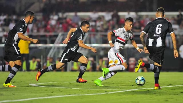 Luiz Araújo arranca com a bola, sua principal característica&nbsp;