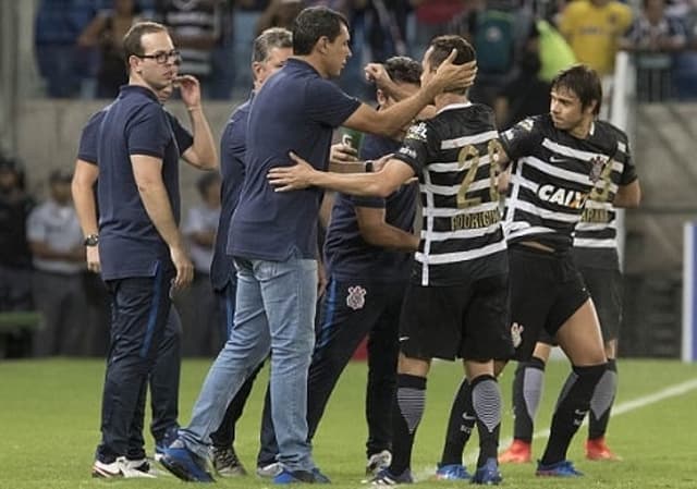 Fabio Carille comemorando gol com jogadores do Corinthians